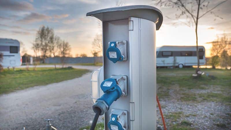 L'électricité dans les camping-cars et les caravanes : le courant de quai - mais de la bonne manière
