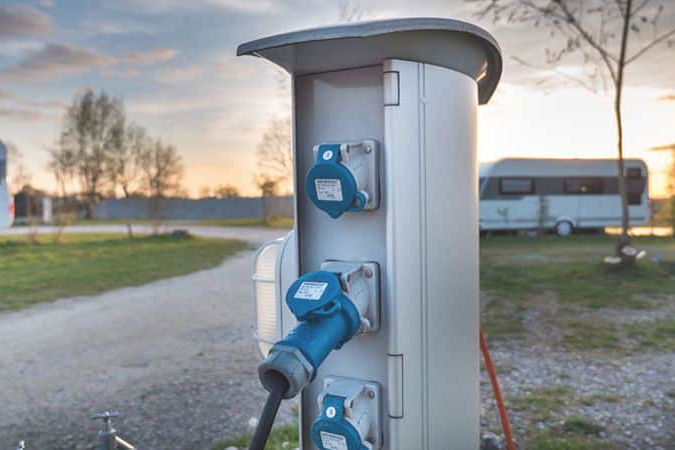 L'électricité dans les camping-cars et les caravanes : le courant de quai - mais de la bonne manière