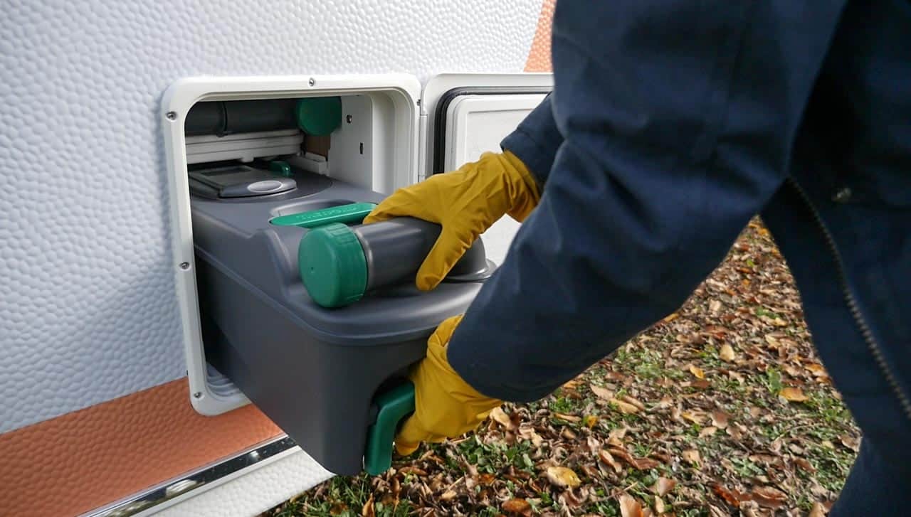 Guide des toilettes de camping : Toilettes chimiques - comment elles fonctionnent, additifs sanitaires, élimination.