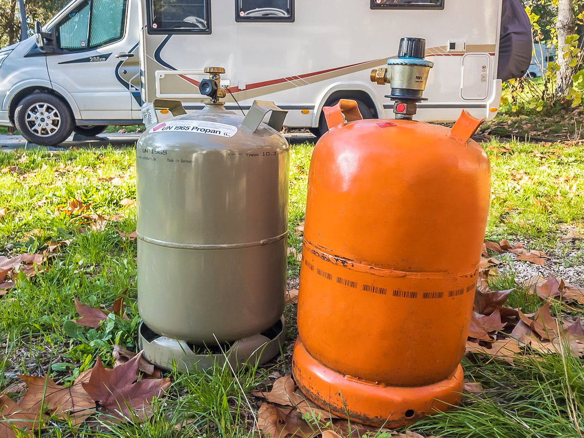 A gauche : bouteille de gaz allemande, à droite : une espagnole avec adaptateur