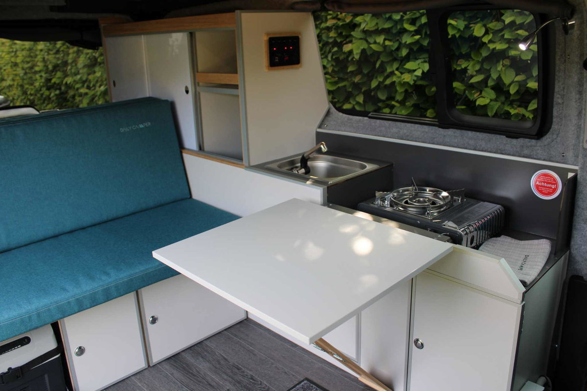 L'intérieur offre un aménagement complet, y compris les armoires, l'évier et l'espace cuisine. © Freizeitmobile KLIEM GmbH &amp;amp; Co. KG