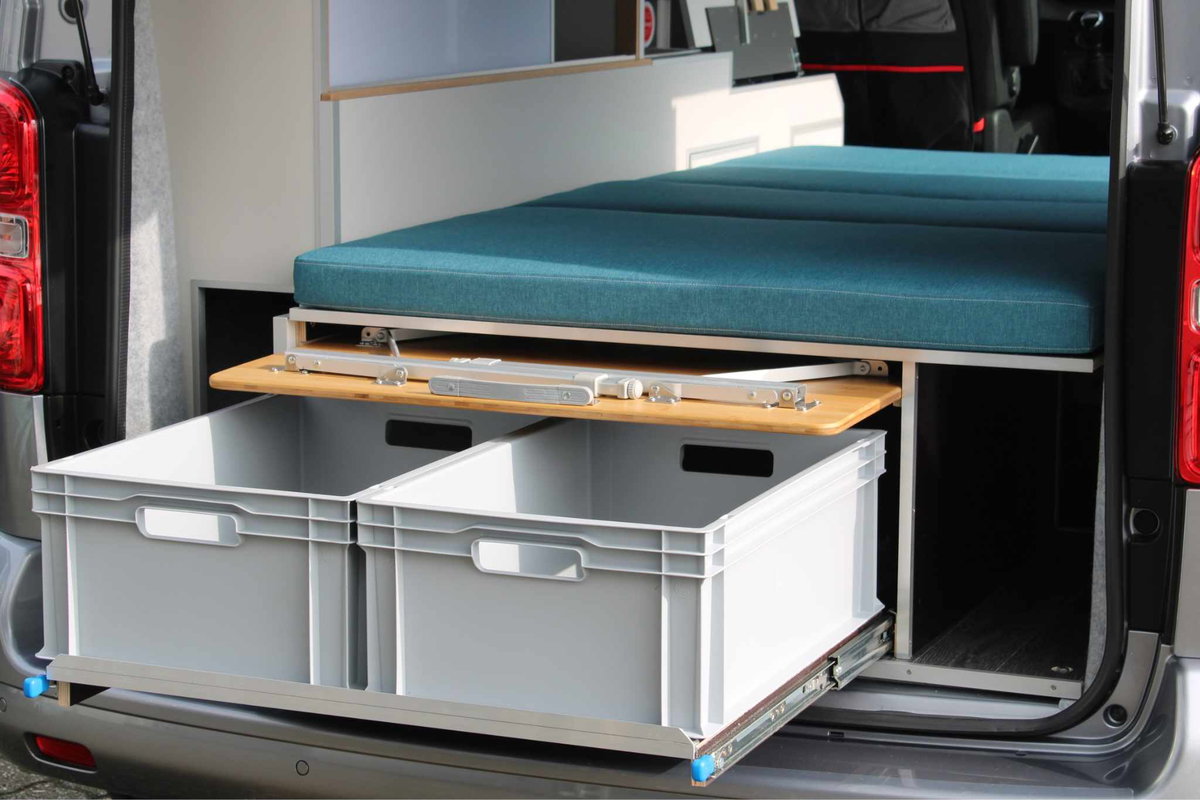 Un design bien pensé avec des caisses coulissantes dans le compartiment arrière. © Freizeitmobile KLIEM GmbH &amp;amp; Co. KG