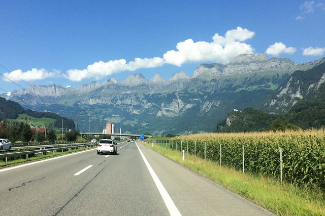 Code de la route italien : vitesses maximales, péages et particularités pour les campeurs