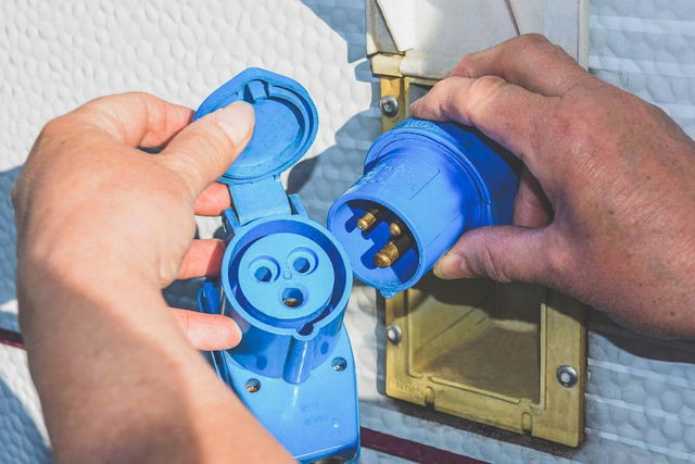 La prise CEE fournit de l'électricité en camping