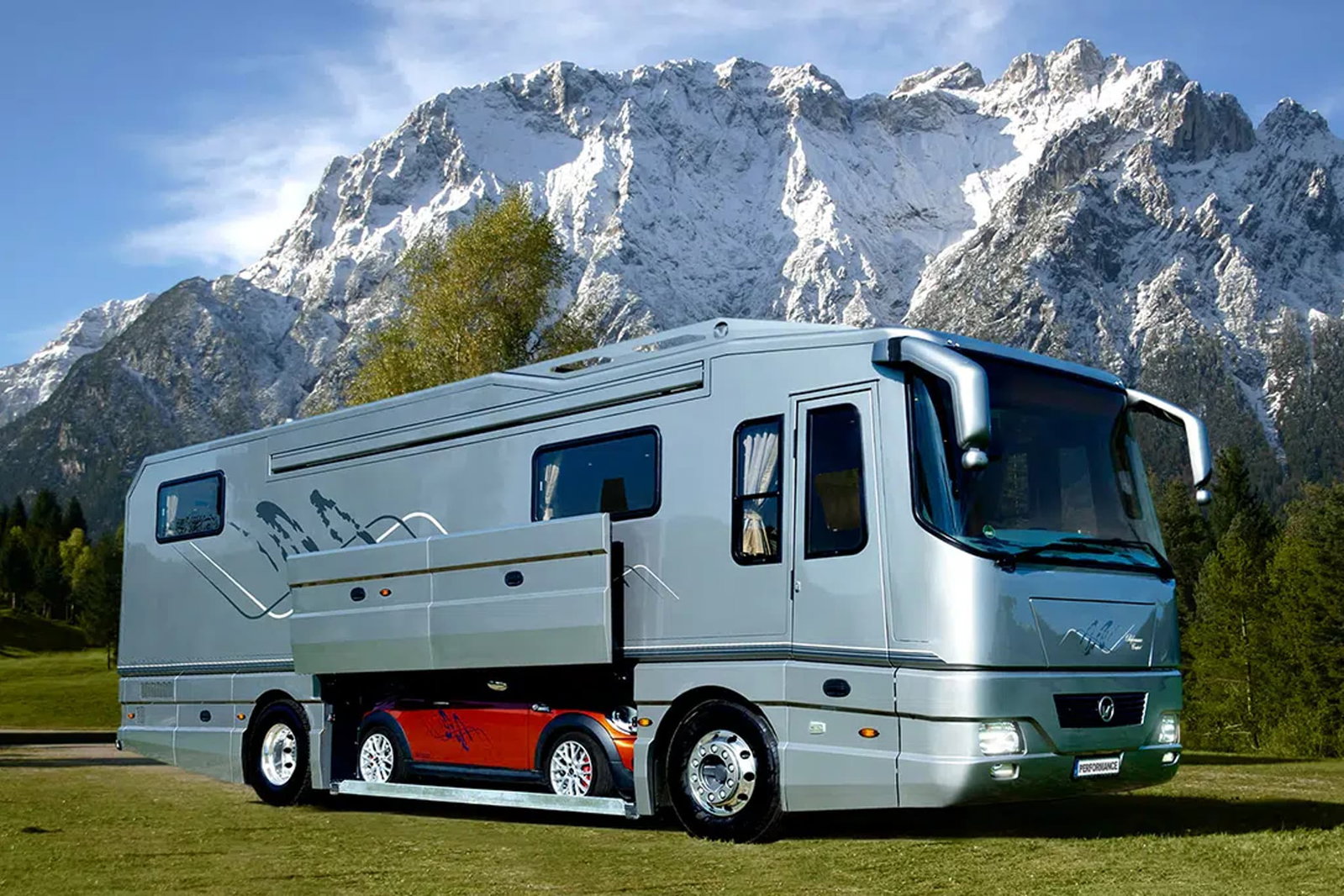 10 camping-cars de luxe pour s'émerveiller - Champagne, piscine et bling-bling