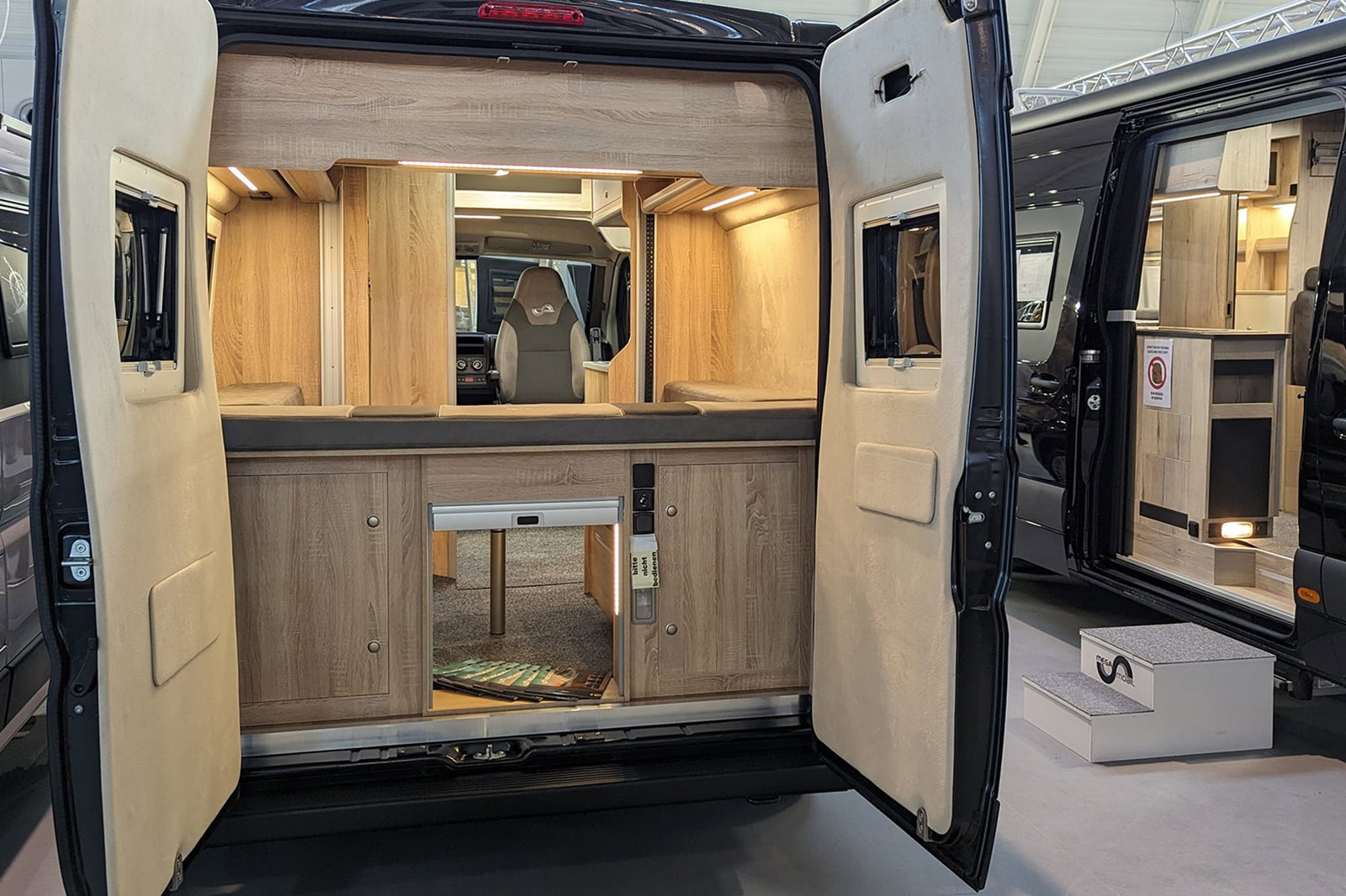 Pour l'expérience de camping ultime : lit de pavillon électrique et salle de bain de luxe dans le MegaMobil Lounge !