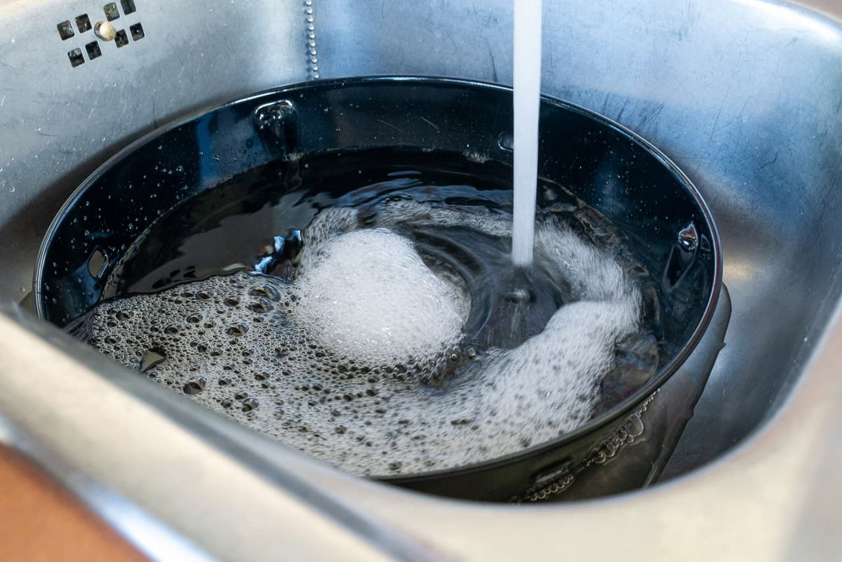 Nettoyer le bac à graisse du grill CADAC : faire tremper dans de l'eau chaude avec du liquide vaisselle