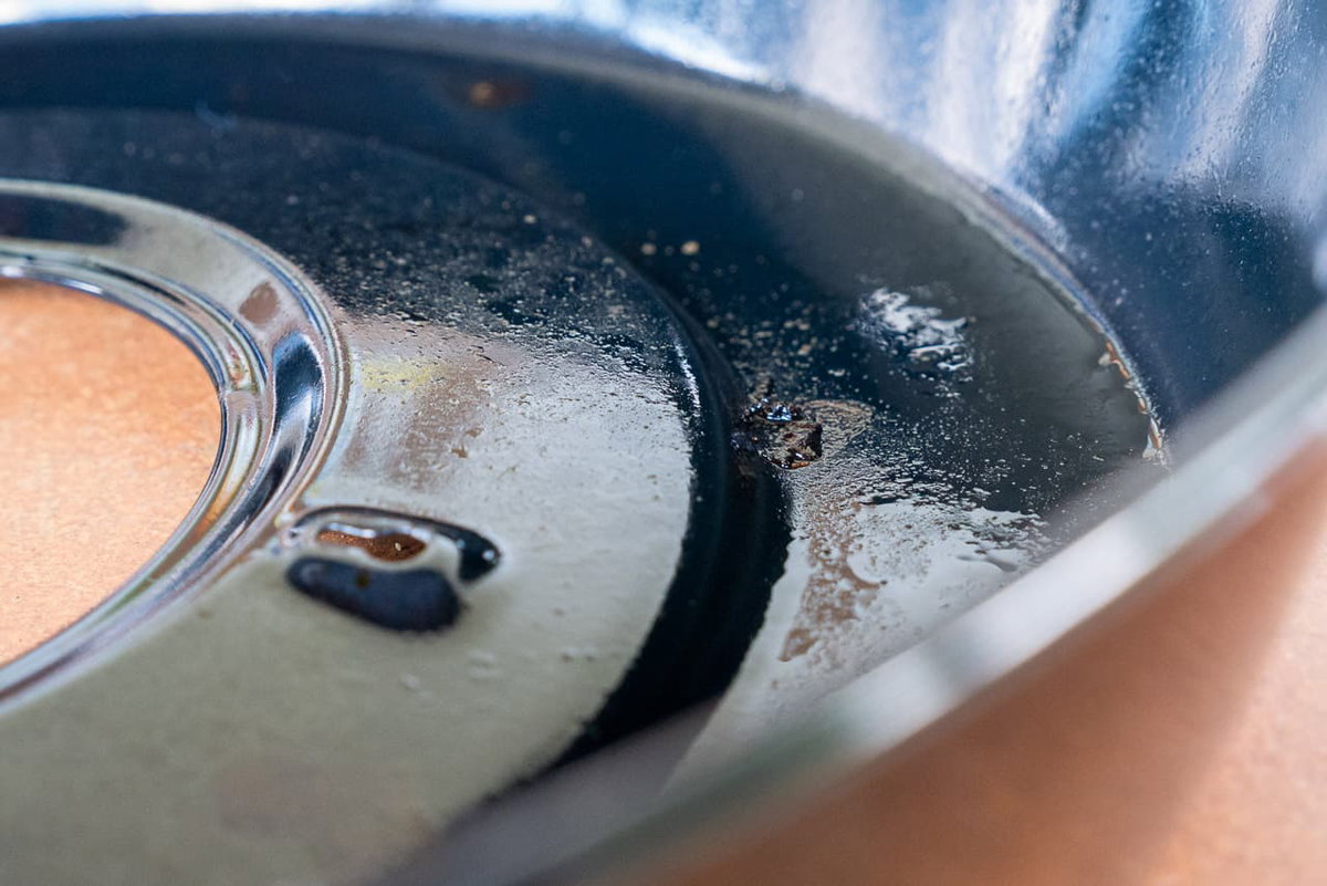 Nettoyer le grill : enlever les résidus brûlés et la graisse