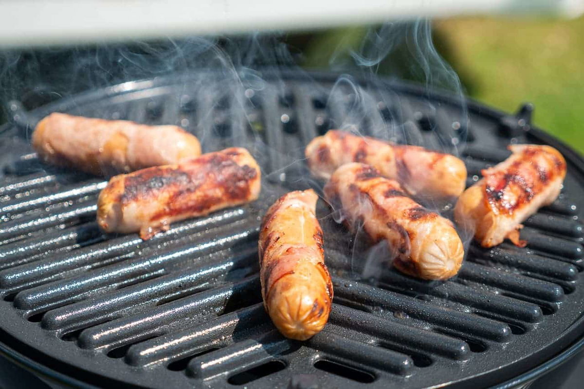 Les résidus de viande ou de saucisses brûlés sont souvent difficiles à retirer de la grille.