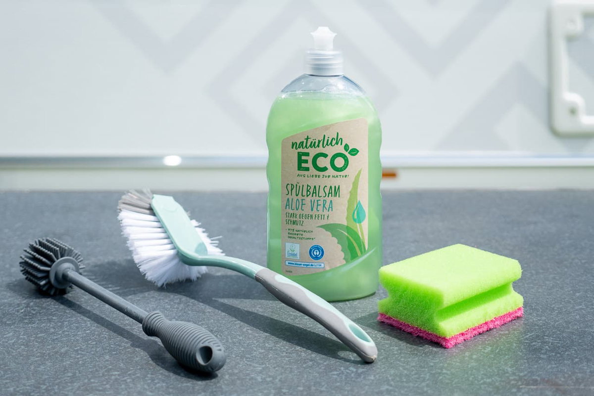 Nettoyer le grill avec des moyens simples : brosse de vaisselle, éponge et liquide vaisselle