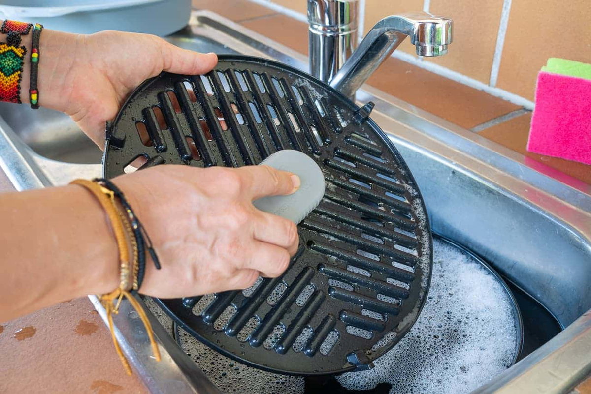 Le revêtement antiadhésif CeramiCoat de CADAC ne doit être frotté qu'avec des brosses souples.