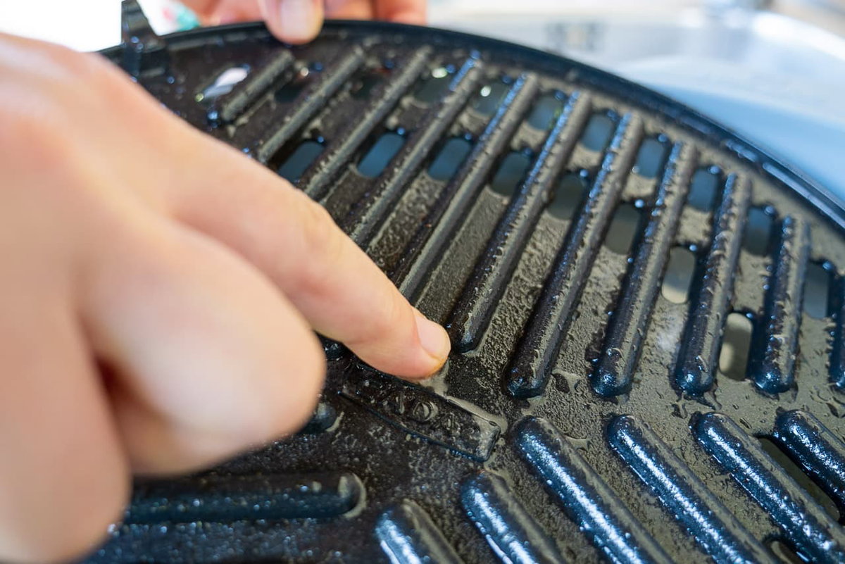 Après le trempage, la graisse se détache de la grille du grill CADAC