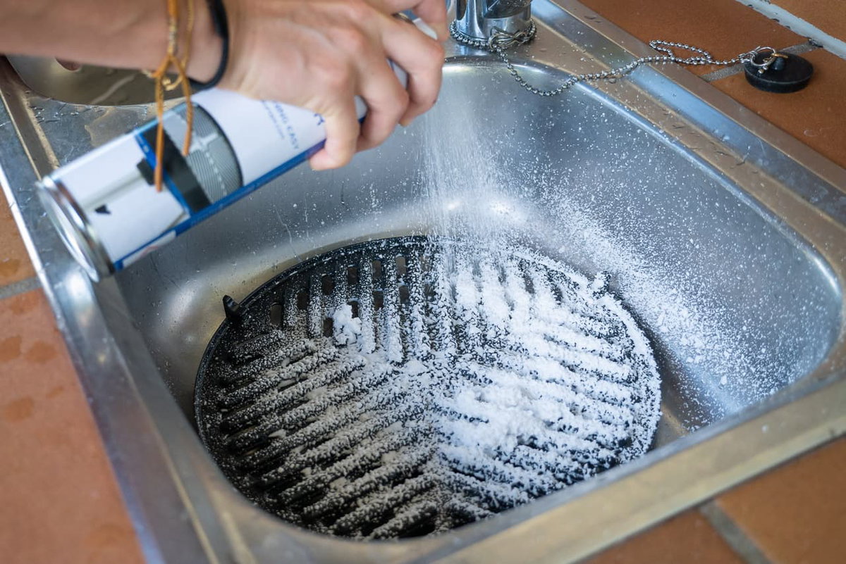 Vaporiser le spray nettoyant CADAC sur les salissures tenaces
