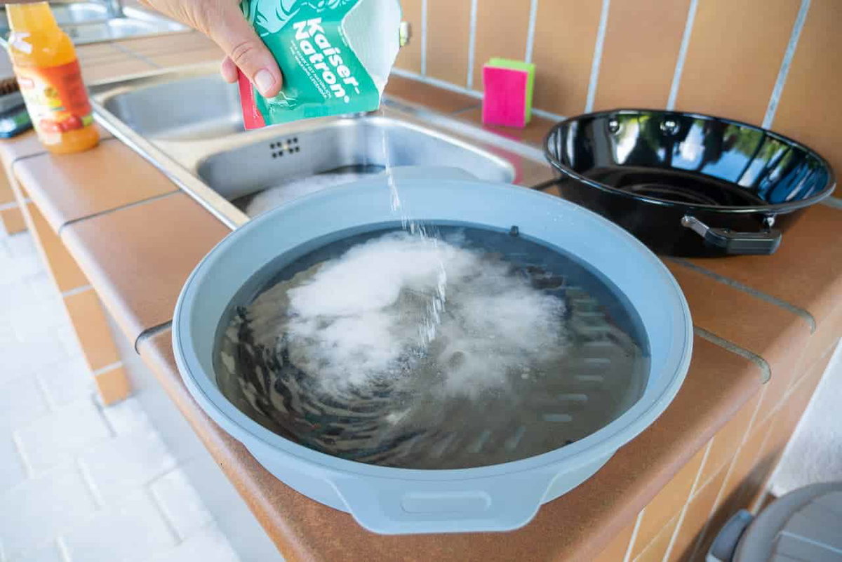 Nettoyer une grille de grill sale avec du bicarbonate et du vinaigre.