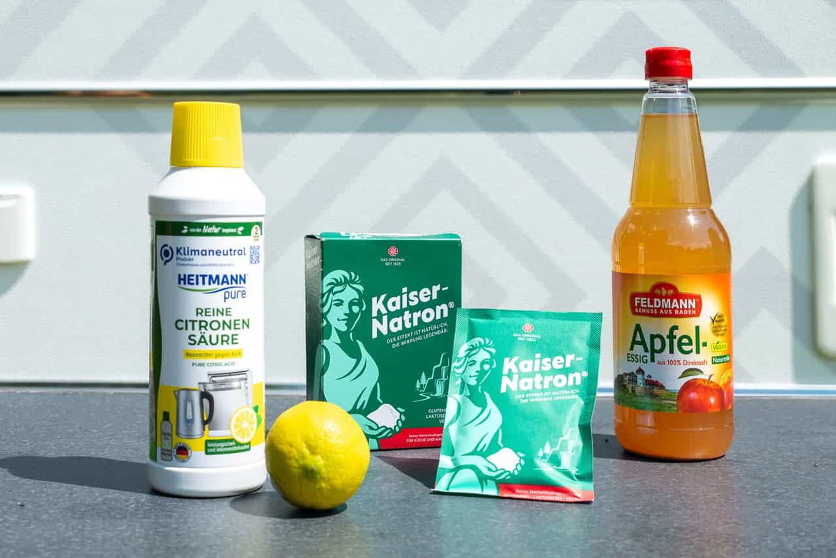 Astuces maison pour nettoyer le grill : bicarbonate, acide citrique, vinaigre et eau chaude contre la graisse et les résidus brûlés