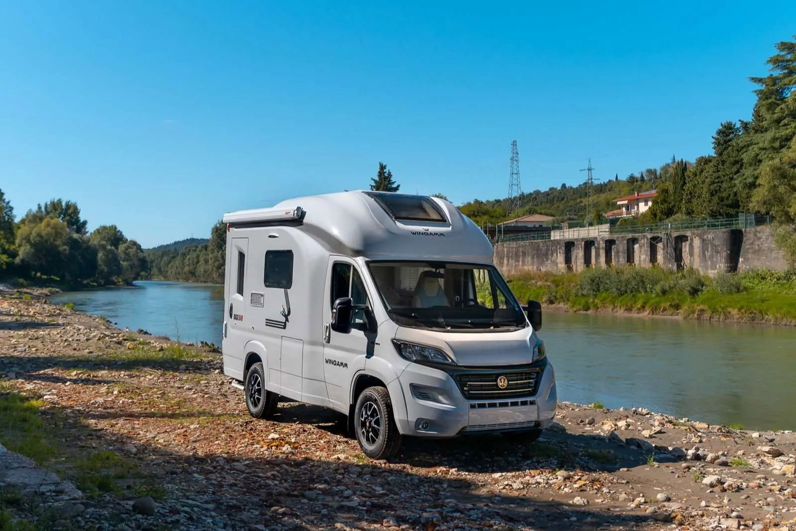 Découvre l'expérience de voyage ultime : le mini-camping-car exquis Wingamm Oasi 540.1 - le luxe et le confort maximal combinés de manière compacte