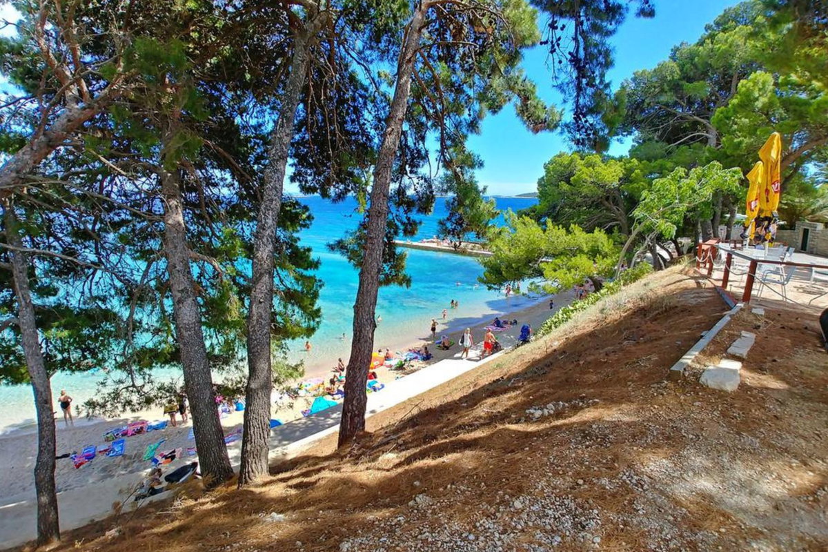 Campings Dalmatie - Dans le sud de la Dalmatie, le camping Trstenica offre un repos sous le soleil croate aux fans de culture physique libre. © camping.info