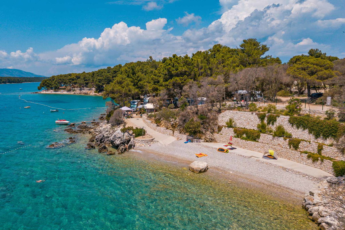 Campings Baie de Kvarner - Camping naturiste 4 étoiles au sud de l'île de Cres. © PiNCAMP