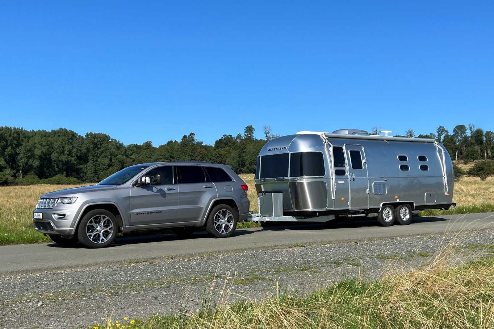 Nouveautés au Caravan Salon 2023 : Airstream Germany présente des caravanes de luxe avec salle de bain confortable et cuisine avec four
