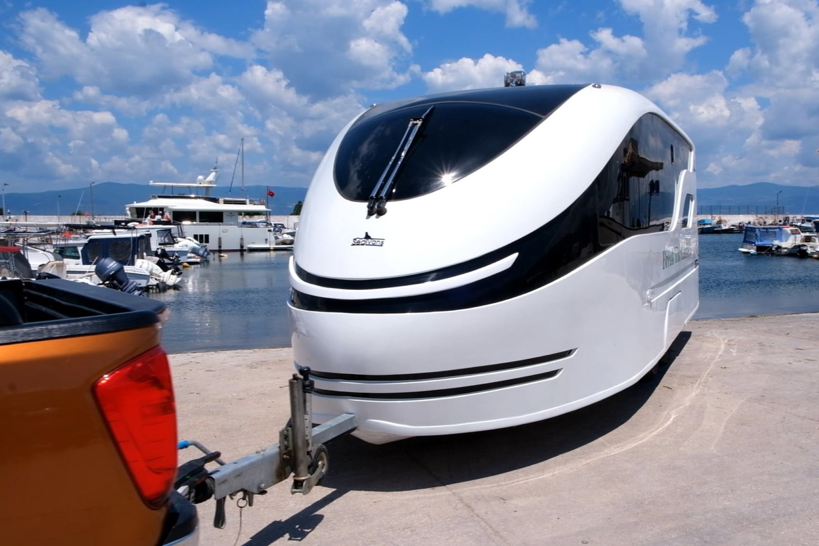 Caravane de luxe Sealvans pour la terre et l'eau : caravane et bateau en un - pour des aventures variées