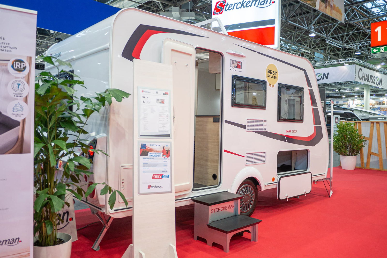 Caravan Salon 2023 Nouveautés : mini-caravane compacte Sterckeman Easy 390 CP pour jusqu'à quatre personnes