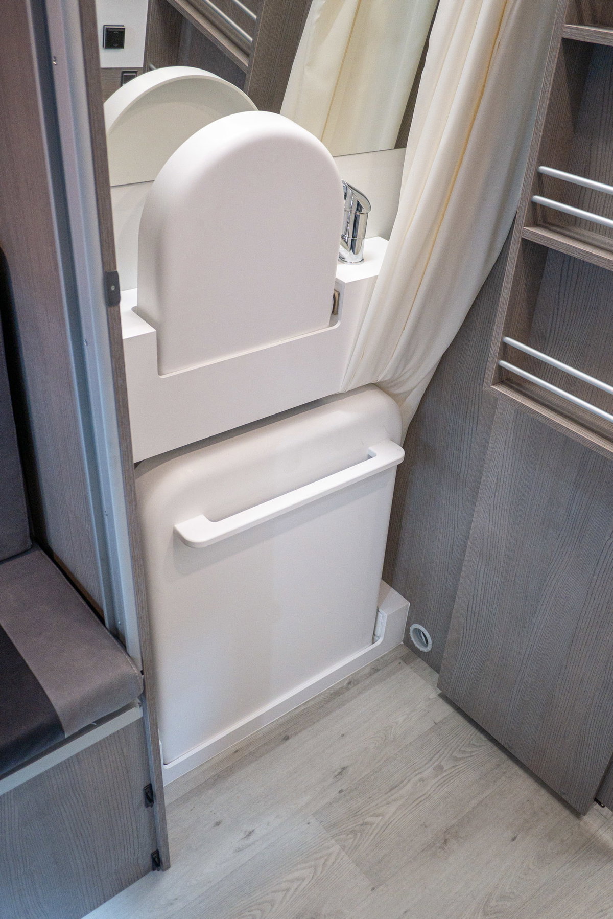 FurgoK Xpace 600+ Caravan Salon 2023 Waschbecken Dusche eingeklappt