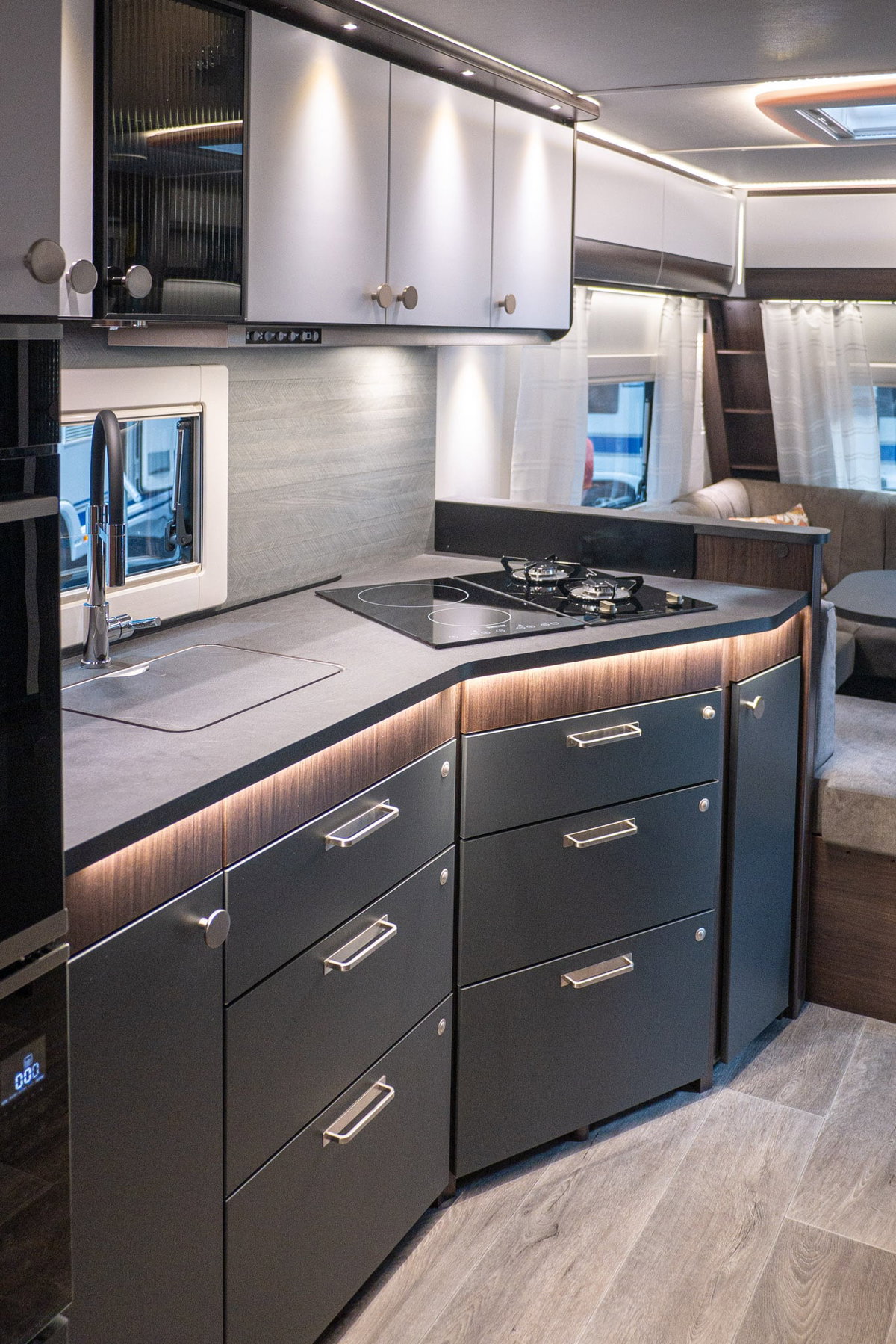 Polar Blackline 730 BQWL Caravan Salon 2023 Küche