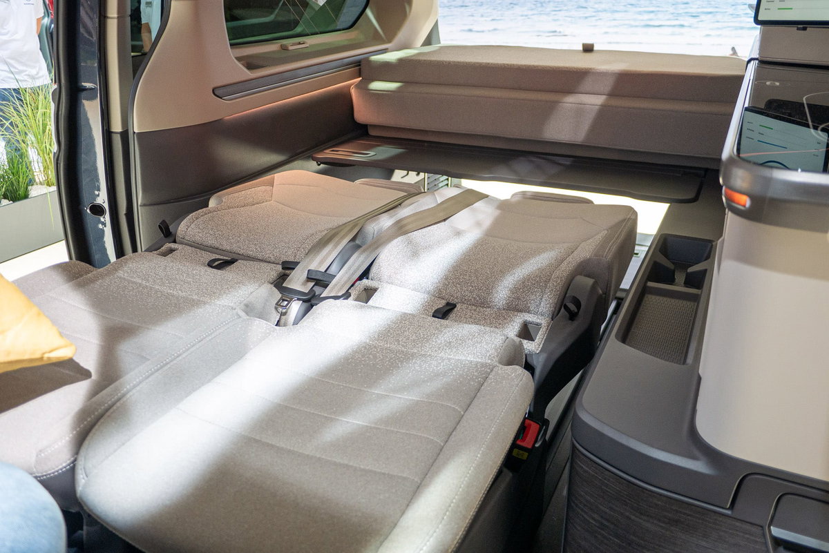 VW Multivan California Concept Caravan Salon 2023 Bettmodul