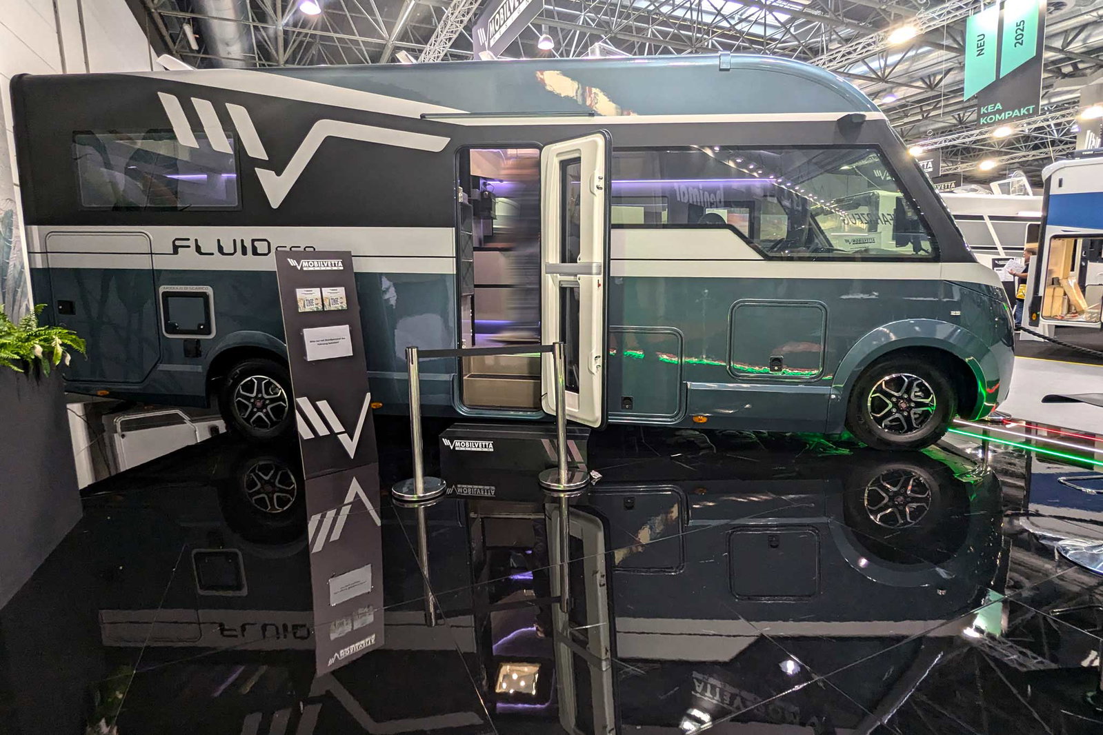 Mobilvetta Fluideen - Etude de design innovante 2024 avec skyroof panoramique et obscurcissement des vitres