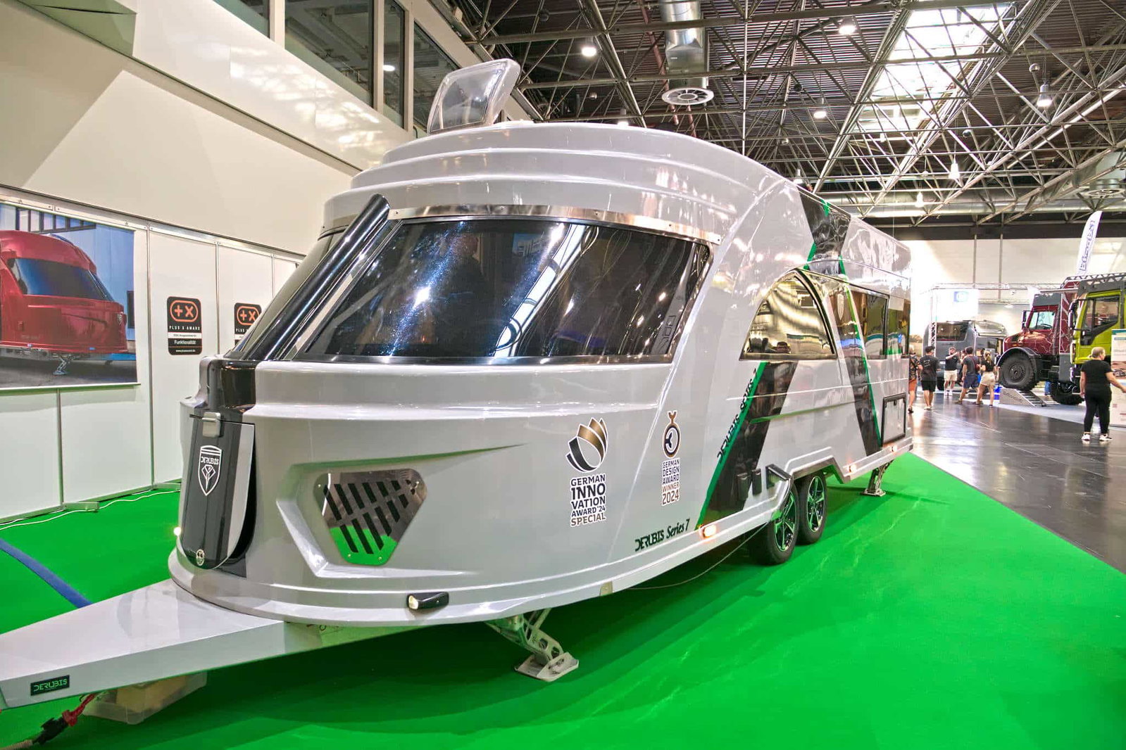 Derubis Series 7 (2025) : Caravane de luxe avec structure monocoque et éclairage d'ambiance