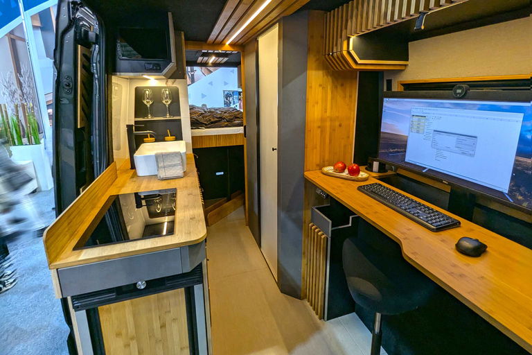 Alpine Cross Cabin Adventure Office (2025) : camping-car confortable avec un équipement de bureau complet