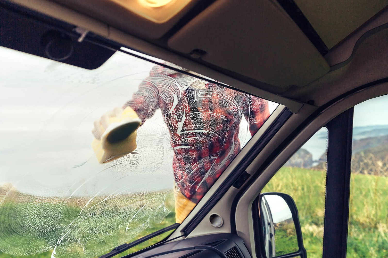 Contrôle de printemps : remettre le camping-car et la caravane en service après l'hiver (avec check-list gratuite)