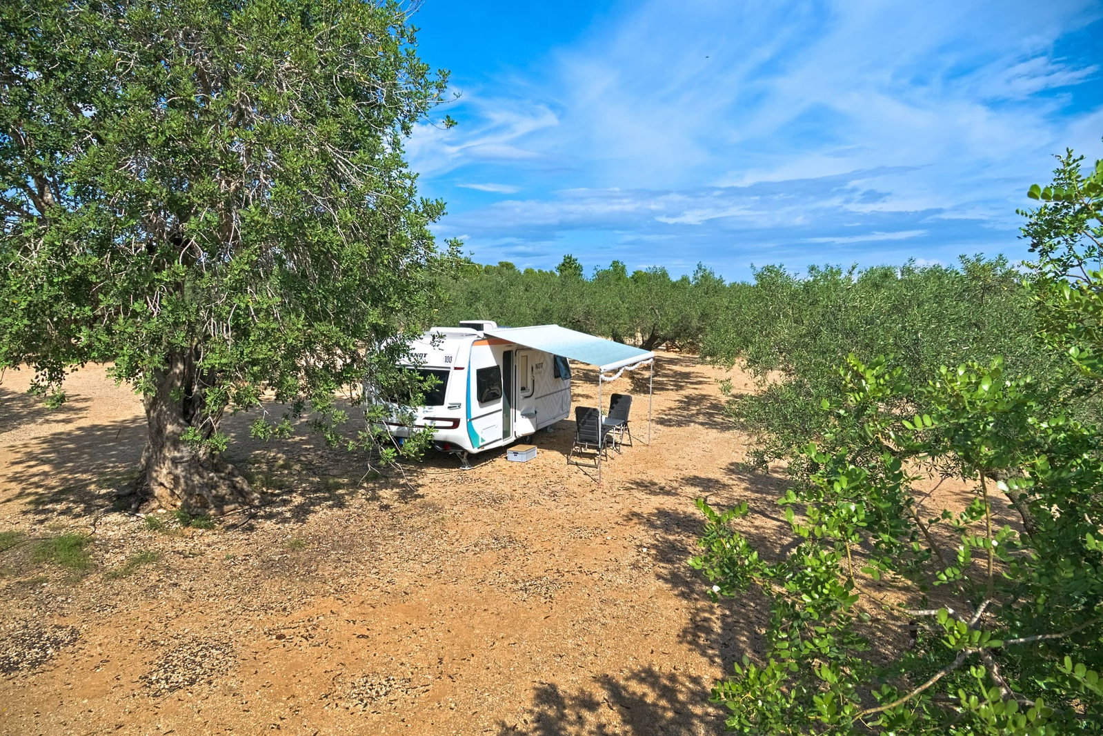 Chaleur dans le camping-car et la caravane : comment garder la tête froide quand tu fais du camping