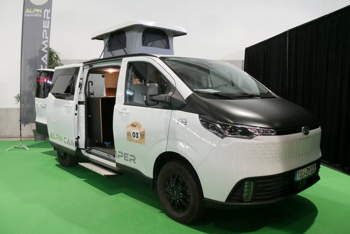 Alpincamper auf der caravan live 2026: Maxus eDeliver 7 von außen.