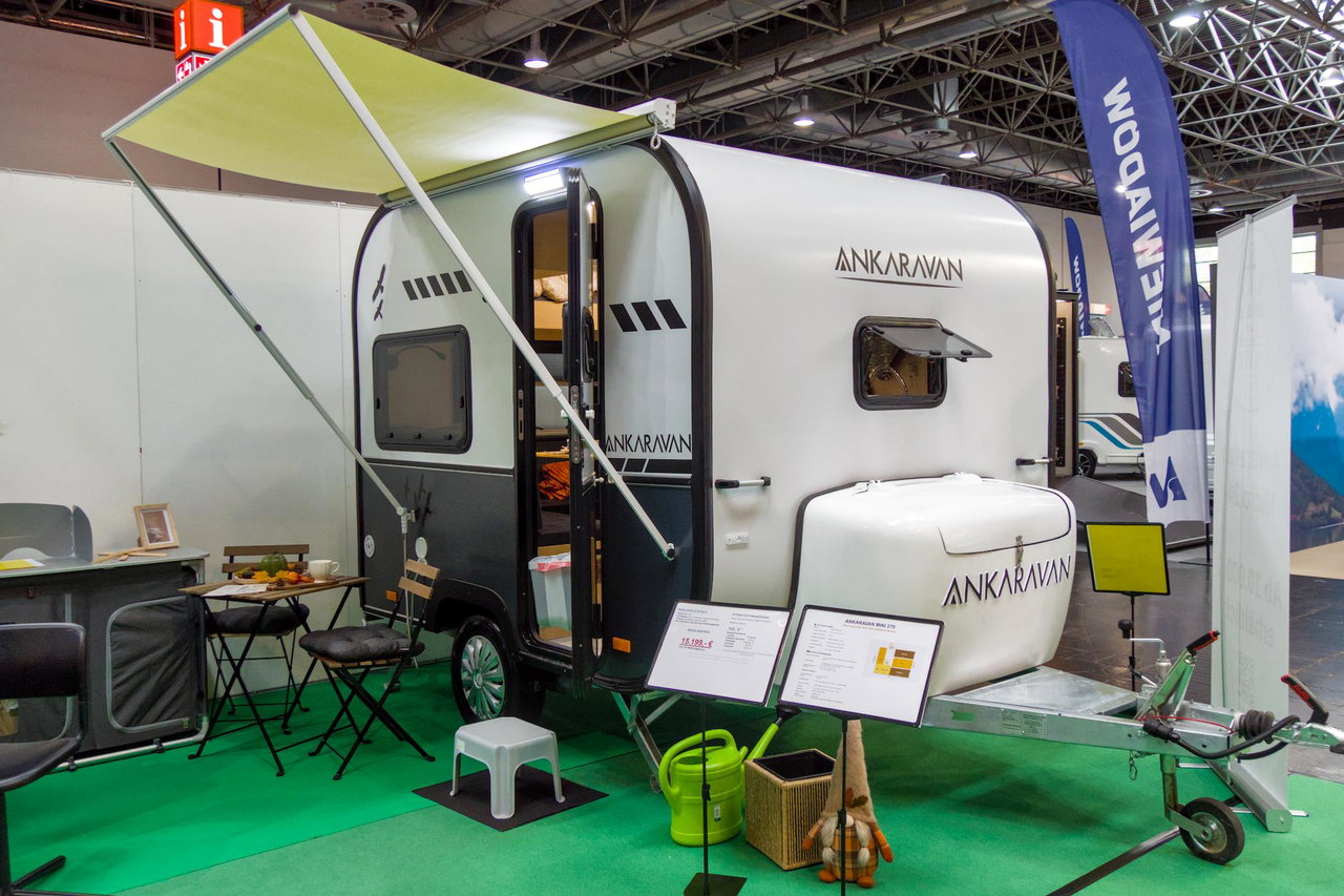 2,70 Mètres avec douche, toilettes et 3 couchages : ce micro-caravane est un vrai prodige d'aménagement