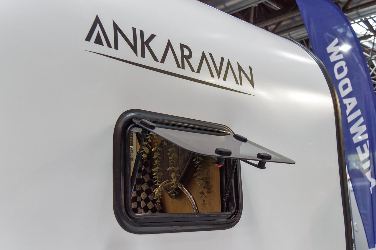 Fenêtre coulissante de l'Ankaravan Mini 270