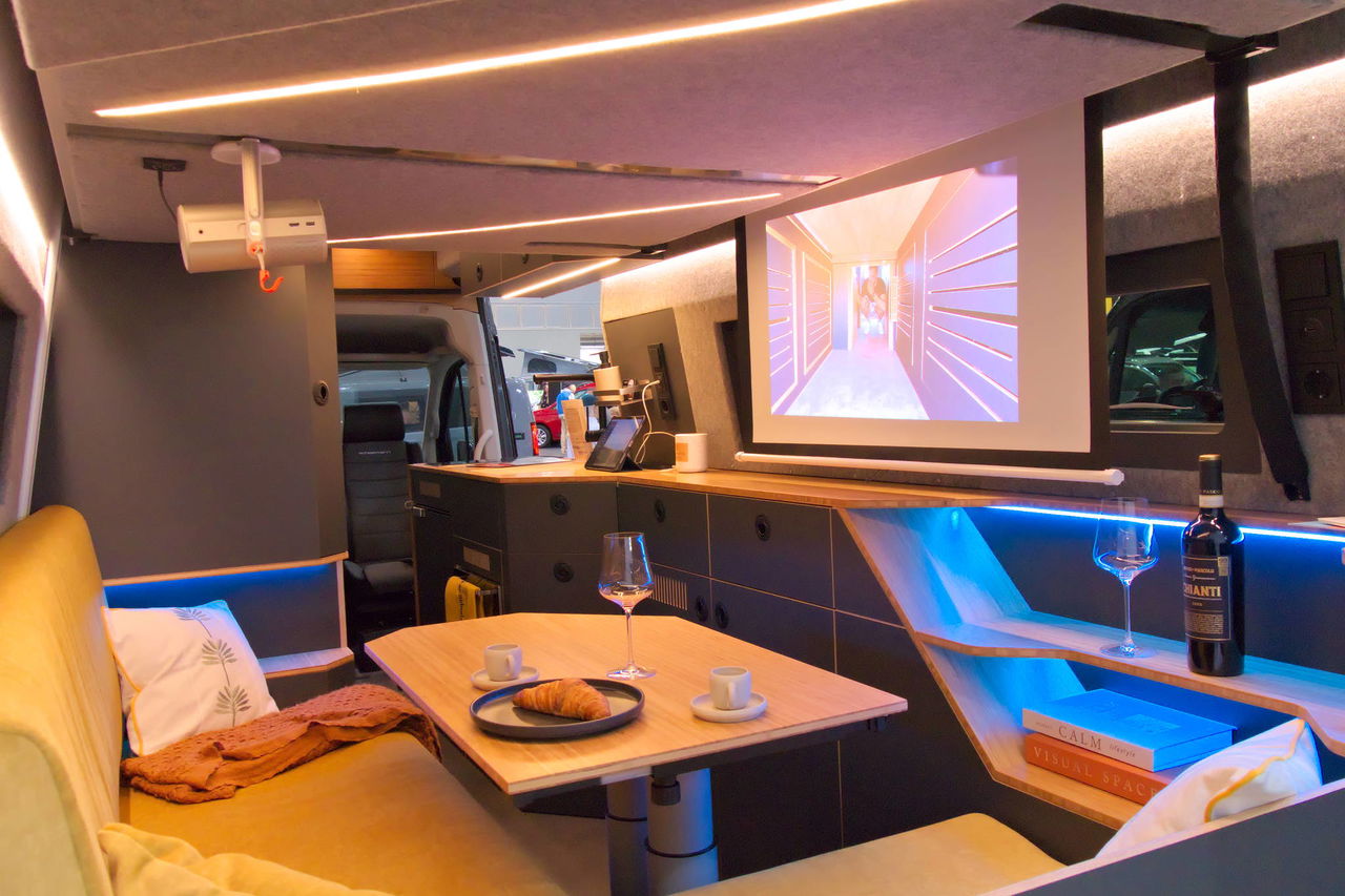 Douche à l'infini, vidéoprojecteur, salle de bain-placard et couchette arrière : que cache le camping-car à 300 000 € ?