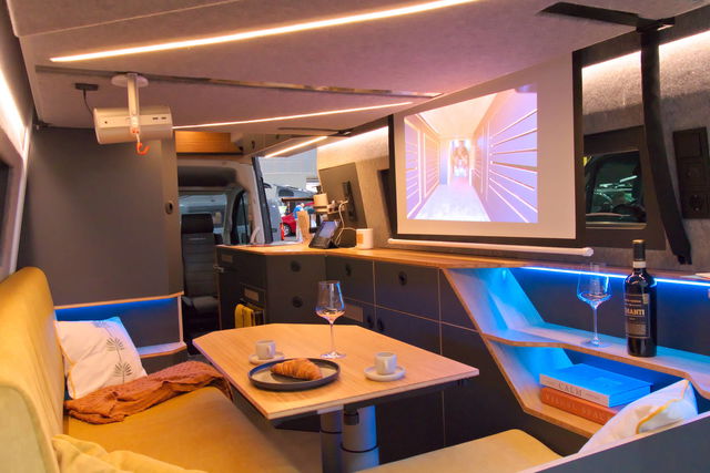 Douche à l'infini, vidéoprojecteur, salle de bain-placard et couchette arrière : que cache le camping-car à 300 000 € ?