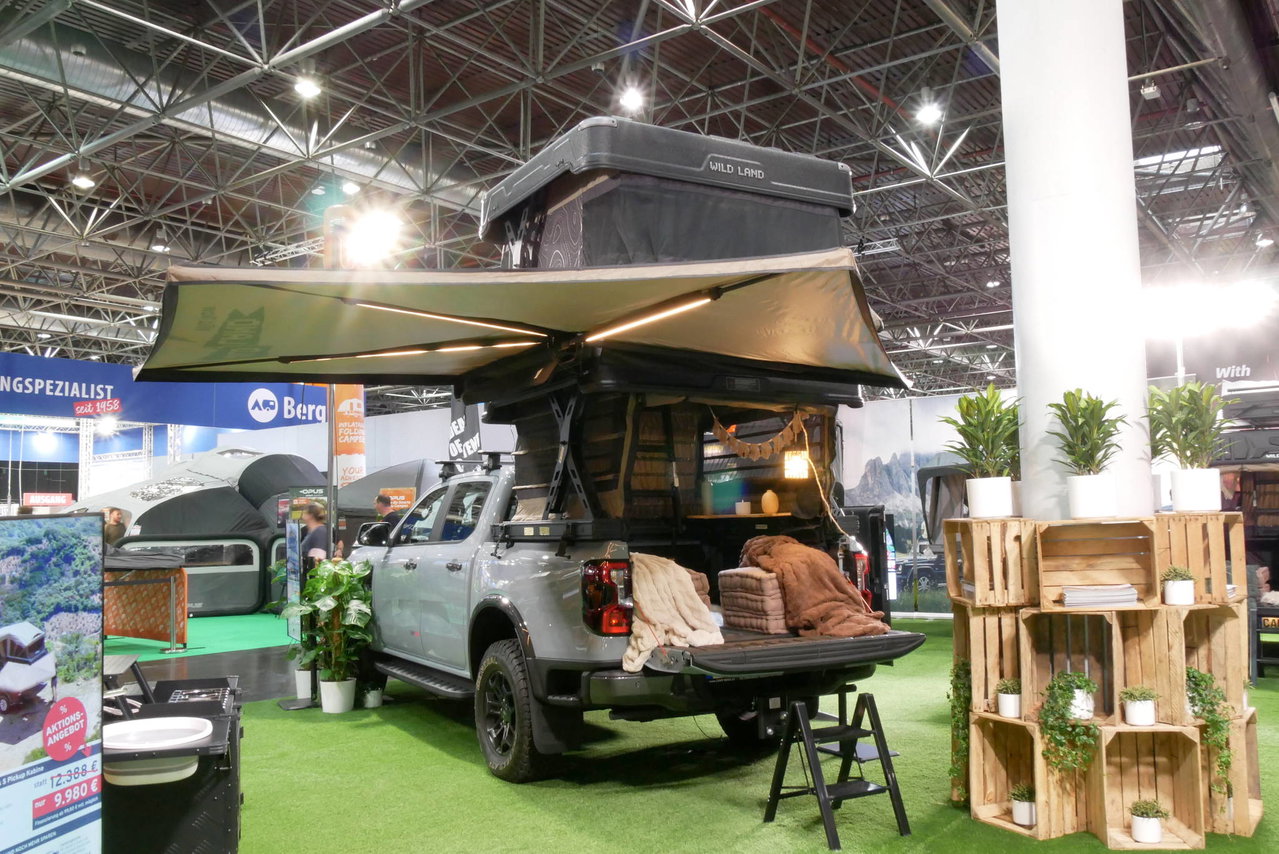 Tentes de toit ultralégères et cellules pick-up déployables électriquement : le camp de luxe en appuyant sur un bouton