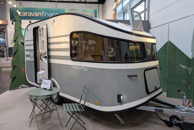 4,30 mètres, 4 couchages et zéro gaz à bord : que vaut la caravane compacte Carpento 430 ?