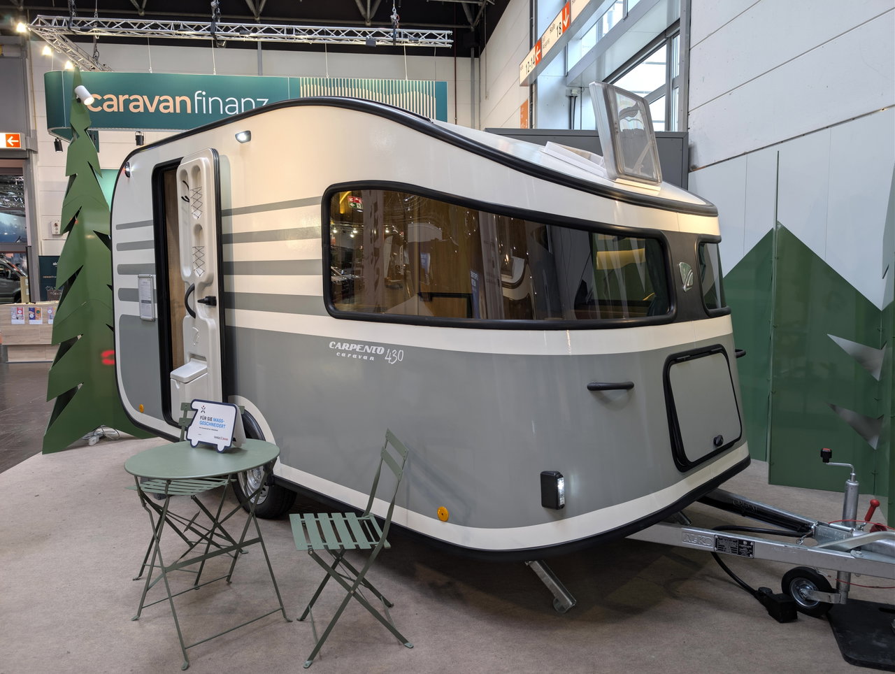 4,30 mètres, 4 couchages et zéro gaz à bord : que vaut la caravane compacte Carpento 430 ?