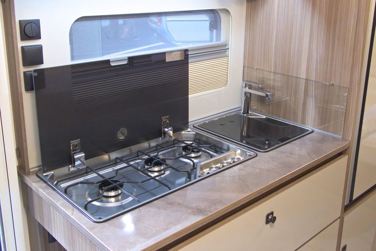 Fendt Tendenza 560 SFDW au Caravan Salon 2026 : bloc-cuisine avec cuisinière à 3 feux et évier.