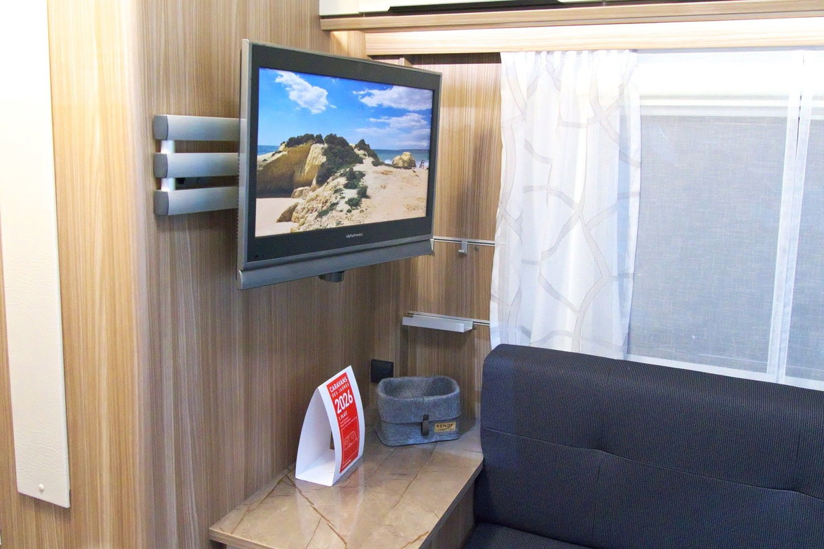 Fendt Tendenza 560 SFDW au Caravan Salon 2026 : téléviseur au niveau du coin salon.