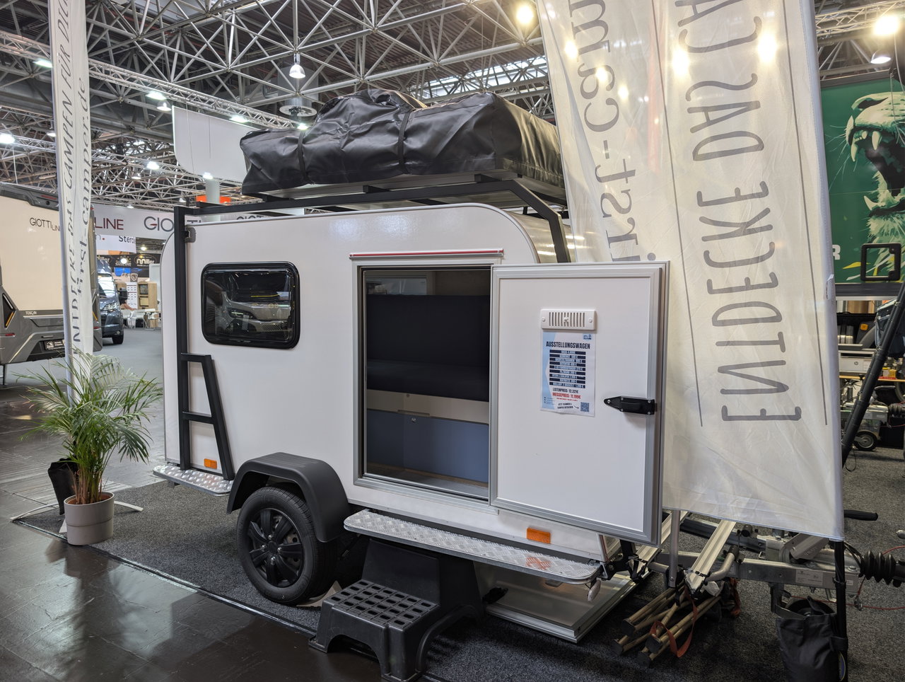 299 kilos à vide et une cuisine sous le canapé : cette mini-caravane, tu la personnalises comme tu veux