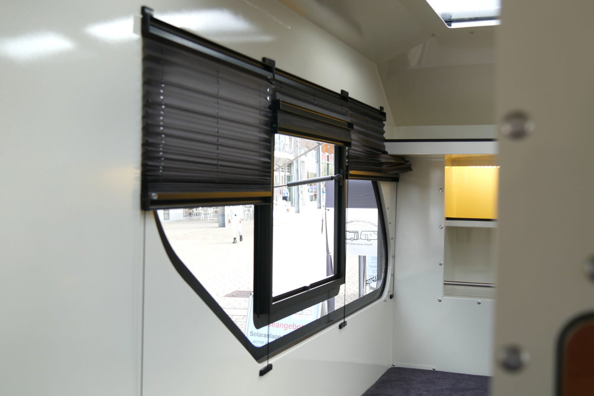 Raptor XC (3. Gen.) auf der Caravan live 2026 in Freiburg: Fenster des Slide-Outs von innen.