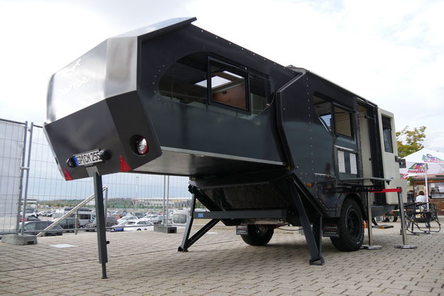 Raptor XC (3e génération – 2027) : caravane tout-terrain robuste avec extension coulissante pour plus d'espace de vie