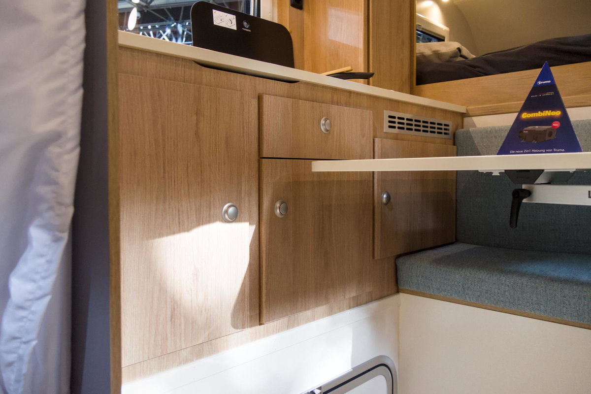 Tischer 200 Superlight auf dem Caravan Salon 2026: Stauraum im Küchenmodul.