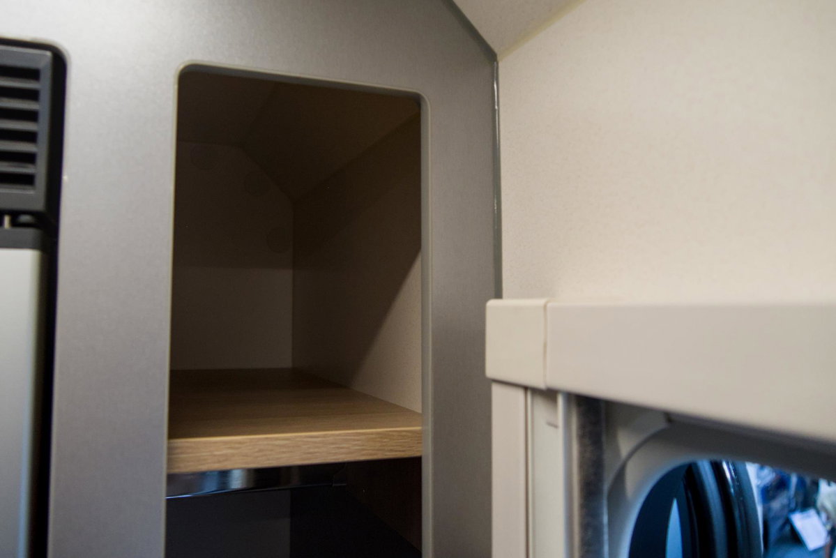 Tischer 200 Superlight auf dem Caravan Salon 2026: Offenes Seitenregal.