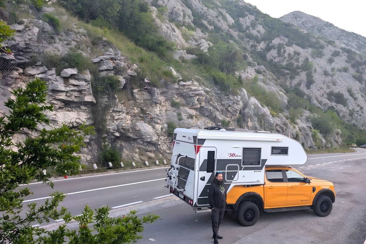 Pick-up plutôt que camping-car : comment un atelier fabrique depuis 50 ans des cellules pour pick-up tout-terrain